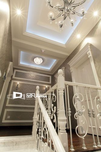 新古典风格别墅四室两厅楼梯间吊顶灯具装修效果图
