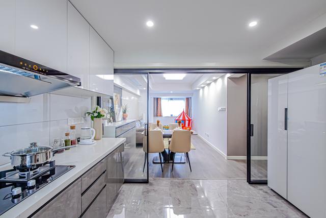 厨房与客厅相通并设置为半开放式的l型超大台面