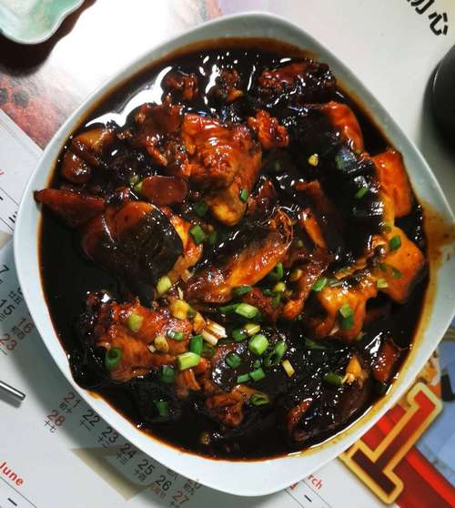 p红烧鳗鱼煲汤是一道美食制作原料主要有炸红槽海鳗鱼块大白菜熟