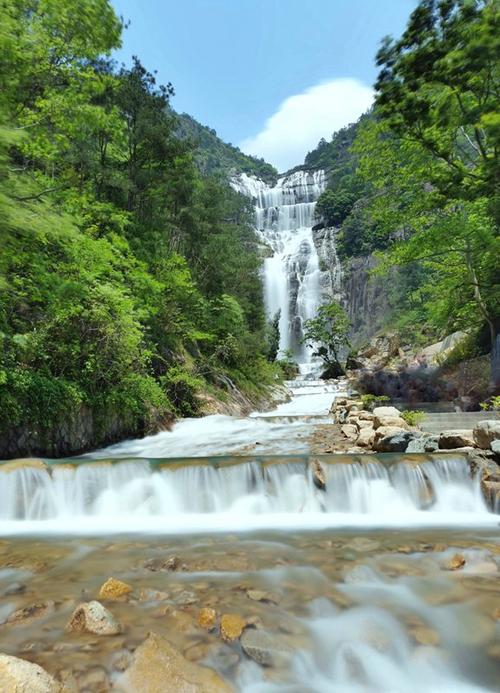 全国唯一由地下涌泉形成的多级串联瀑布古东瀑布群游人可体验在瀑布