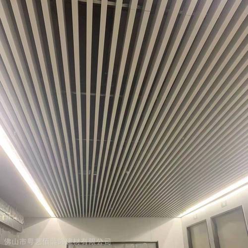 武汉东站u型铝方通吊顶50x100白色铝格栅装饰木纹铝条板