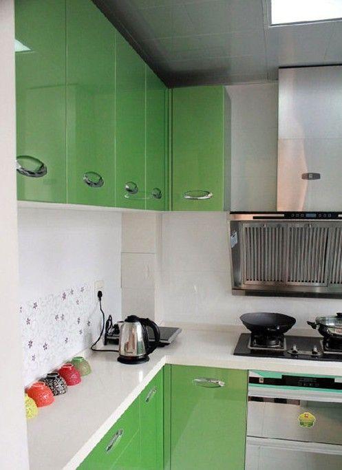 厨房绿色的整体橱柜白色大理石台面干净整洁.