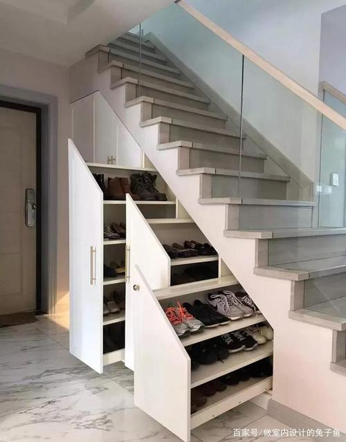 楼梯下方设置鞋柜