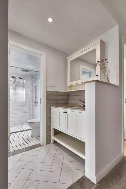 卫生间把洗手台和卫浴用品收纳柜设计在淋浴房外整个干湿分离