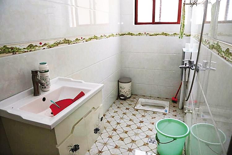 已经建成投入使用的农村无公害厕所干净整洁