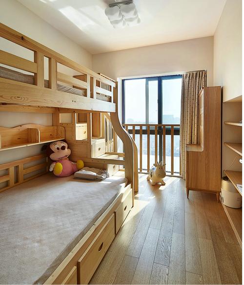儿童房采用高低床采用原木色调在儿童房区域除了设置双人床书桌的