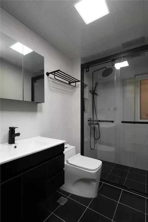 将纯粹的黑白格调运用在卫生间中诠释极致简约的现代气息.
