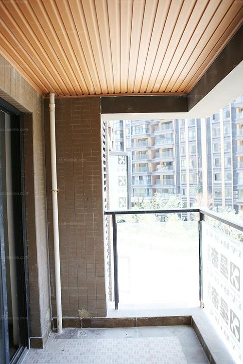 中式阳台位置采用了生态木吊顶装修效果图