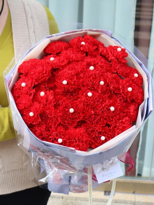 红色康乃馨花束
