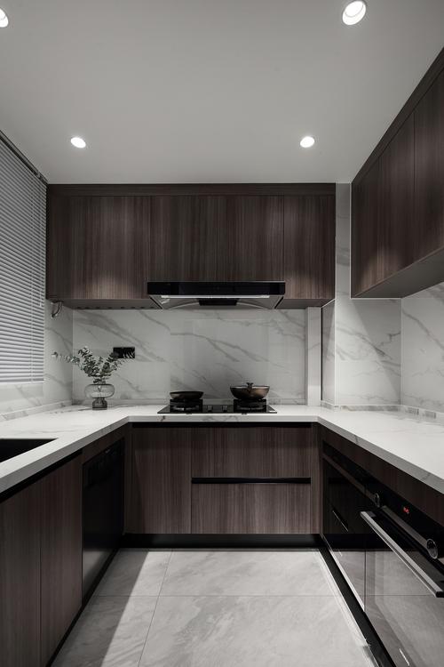 木色橱柜在白色背景墙中现代感强烈为厨房空间增添了不少时尚感.