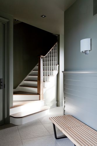 墨绿色墙面白色咖啡色木质楼梯装修效果图