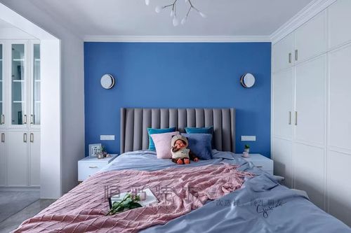 蓝色乳胶漆背景墙装饰空间看上去清澈干净搭配同色系的窗帘以及床品