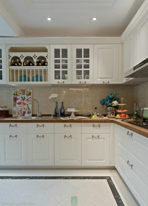 现代简欧厨房白色橱柜装修效果图