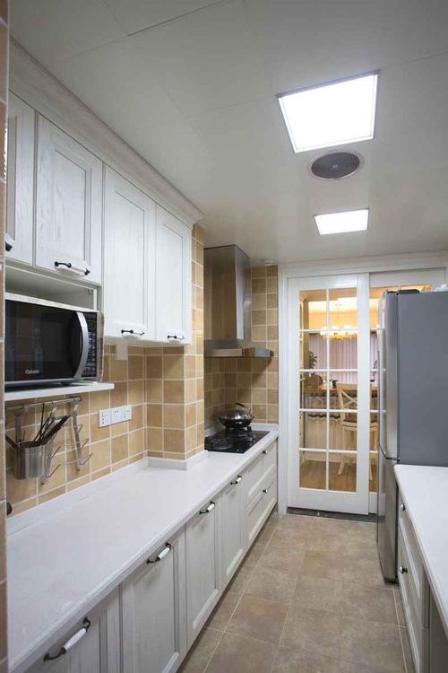 厨房的装修厨房白色的橱柜和吊柜是我喜欢的收纳做得十分完美.