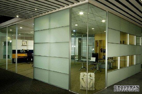 办公室内都是一帮人在一个空间中进行工作个性展厅玻璃隔断装修效果图