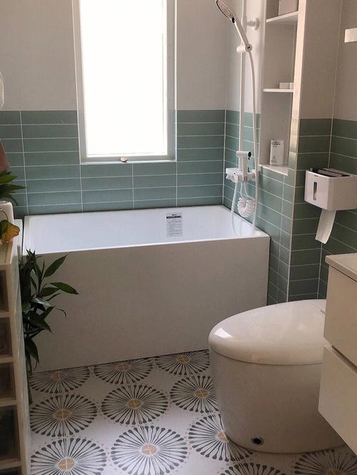 长方形设计浴缸可以减少卫生死角方便日后清
