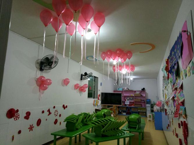 打开门哇红红的气球挂满教室充满欢乐的氛围