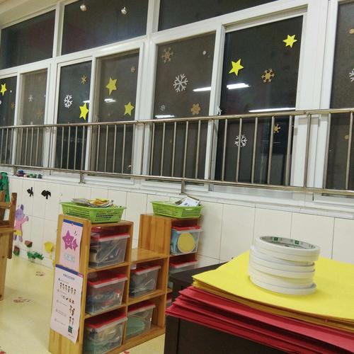 干净整洁的教室和为家长宝宝们准备好的手工卡纸