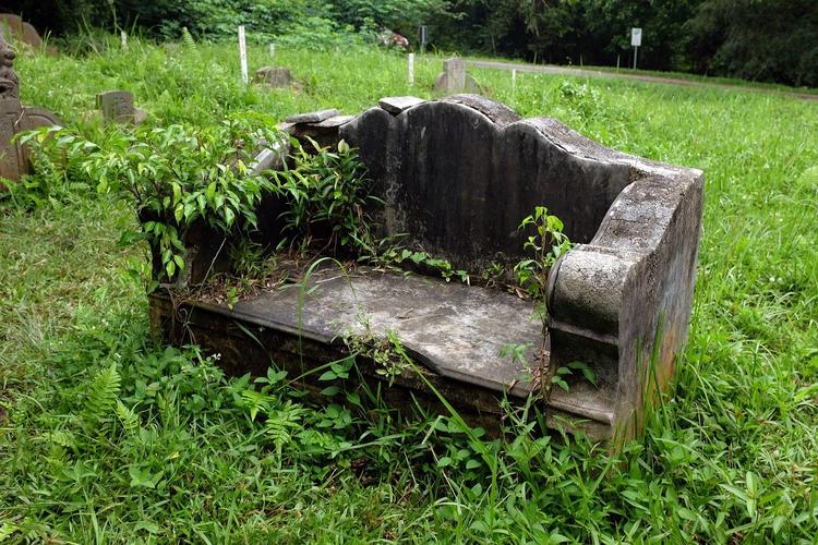 老石椅上被遗弃的墓地双墓