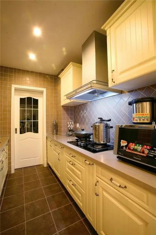长方形厨房较适合设计成l型橱柜空间利用率高.