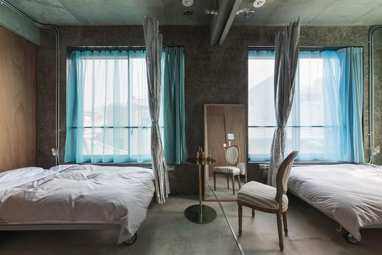 清水模与多彩的窗帘大阪工业风设计旅馆the