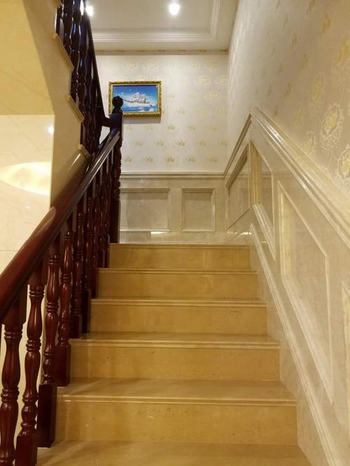 楼梯间护墙用天然白玉兰做造型踏步配金世纪天然大理石进口榉木栏杆