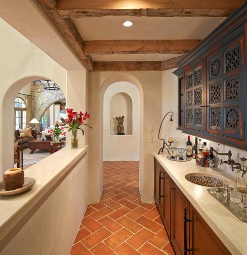 地中海风格别墅开放式厨房拱形门洞装修效果图