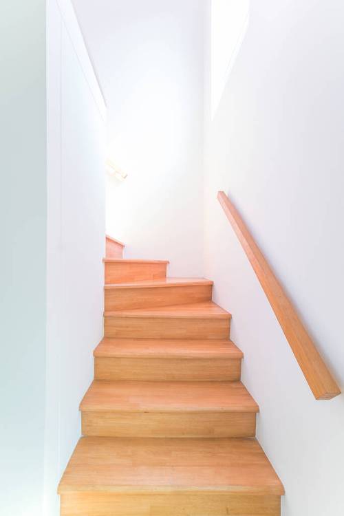 白色楼梯的木制楼梯风格简约白色楼梯的木制楼梯风格简约