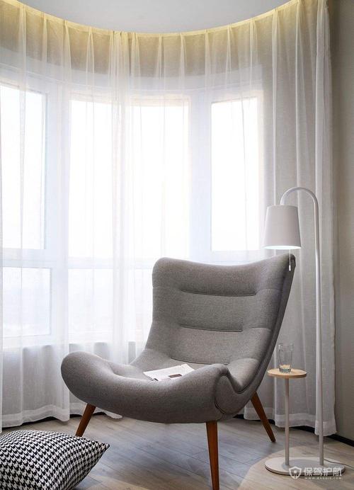 窗帘选用半圆形设计既可以让视觉效果非常优雅也起去了伸展室内空间