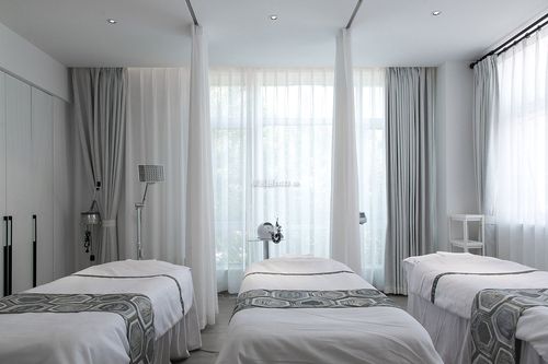 美容院室内纯色窗帘装饰设计实景图装信通网效果图