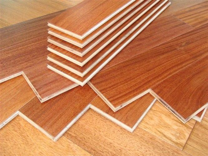强化复合地板其实跟木材没有直接的联系学名浸渍纸层压木质地板它由