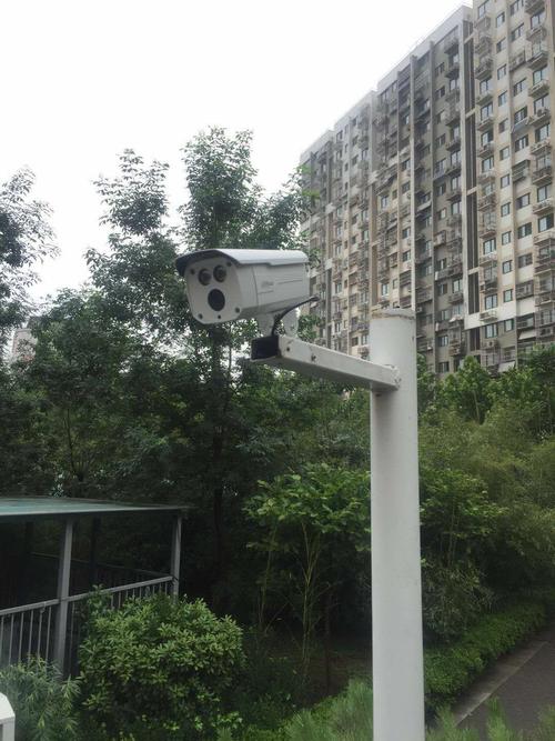 宝华新区物业管理处检修更新小区内的监控摄像头
