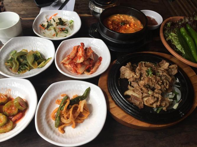 韩国人吃饭豪华到要摆满一桌菜才能吃知道真相的网友不一样