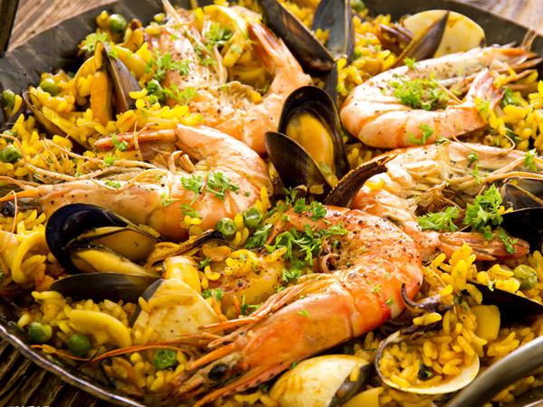 菲律宾以最大的海鲜饭庆祝美食节