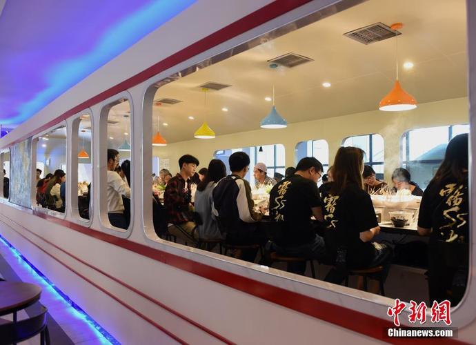 重庆一大学食堂现动车餐厅