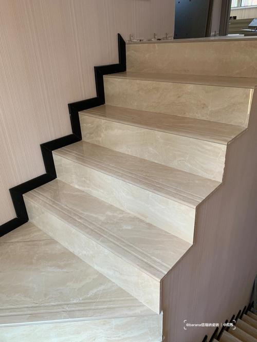 表面不上釉但耐磨性高的瓷砖虽然花色单一但用在楼梯间做踏板铺设