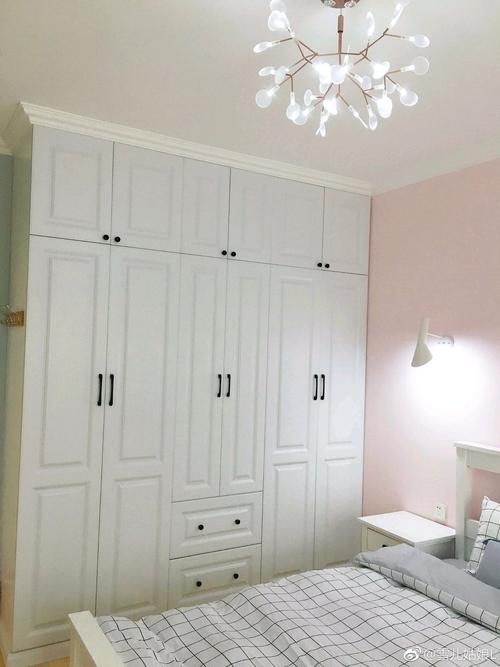 这是我主卧室的衣柜选择的是定制衣柜白色的衣柜搭配上粉色的墙面