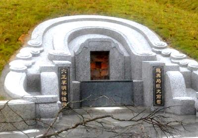 一座座占地几十上百平米的豪华坟墓突兀阴森地遍布于海丰县梅陇镇的