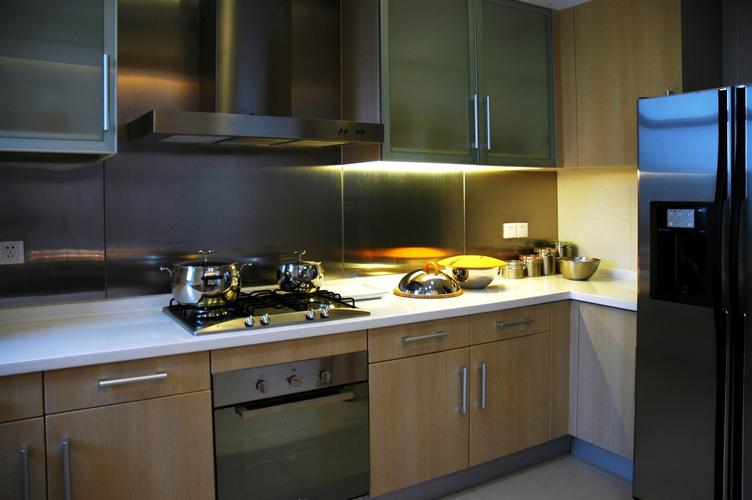 木质橱柜搭配灯带增加了厨房空间的大气感视觉效果十分耐看和舒适.