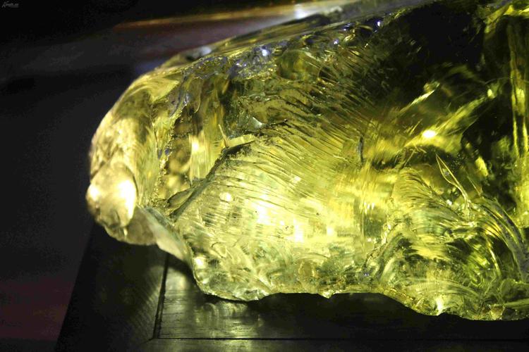 珍品原矿黄水晶一个出土品年代不详千年以上书友请看后面那灯光