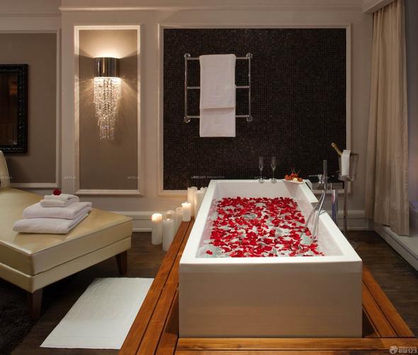 情侣主题酒店房间白色浴缸装修效果图片