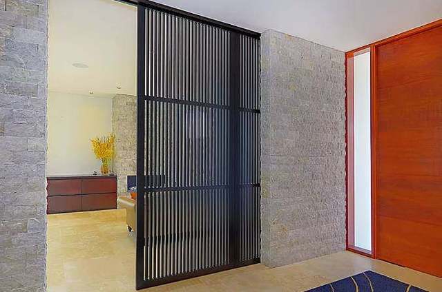 在玄关设计一面栅栏隔断不仅能够保证客厅空间的私密性还可以让主人