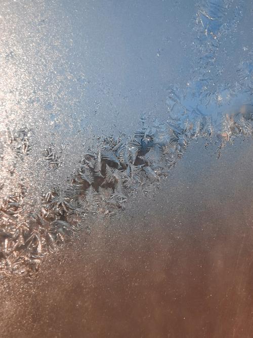 窗户上结冰了是雪花的形状