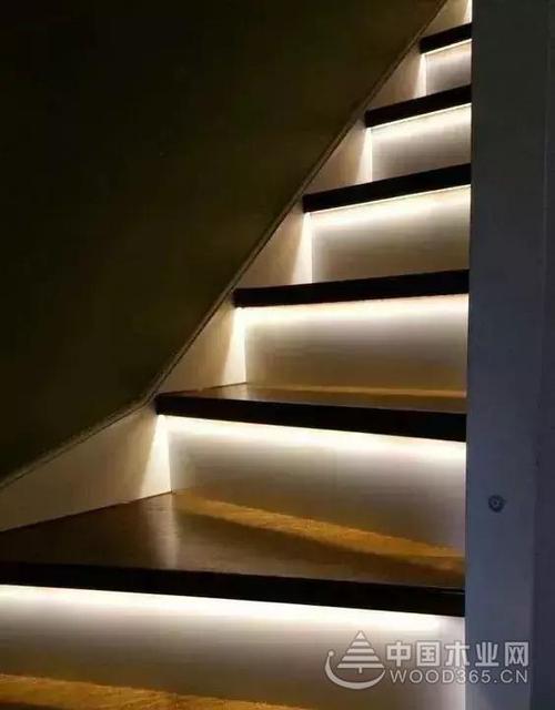 晚上的楼梯必须要有灯不然就会很容易摔跤而且装有楼梯灯的楼梯在