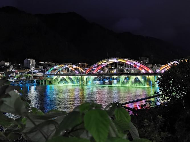 剑河的夜景彩虹桥