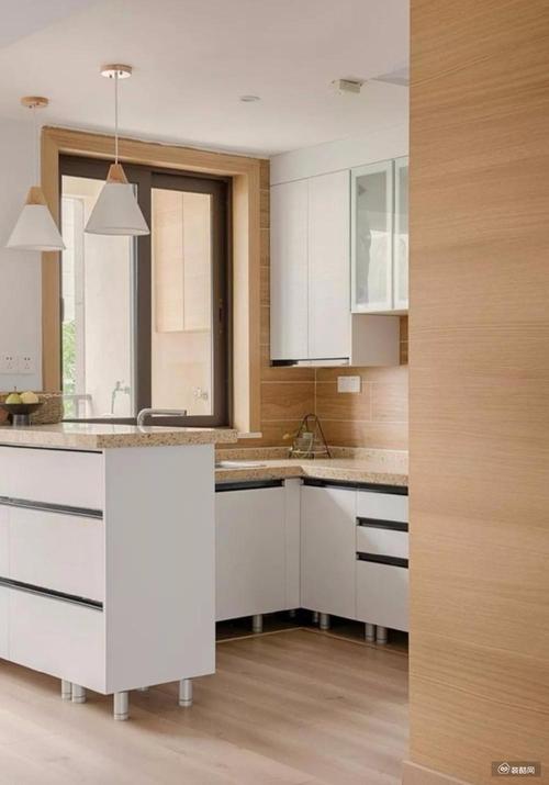 厨房采用原木色搭配上白色的橱柜整个空间保持一贯的简洁风格.