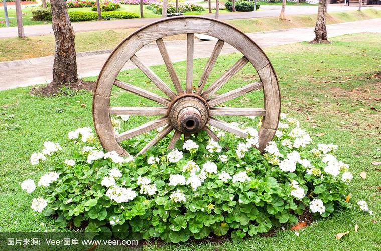 旧木车车轮与花卉装饰的花园