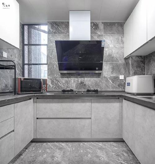 厨房整体通铺灰质石纹瓷砖水泥灰的橱柜门搭配深灰色台面简单又耐脏
