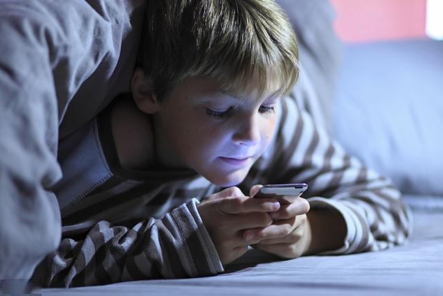 孩子经常痴迷于玩手机要怎样去管才能既有效又不伤害亲子关系