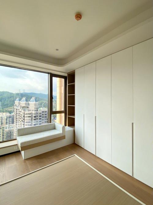 简单高级的卧室整墙收纳柜子设计